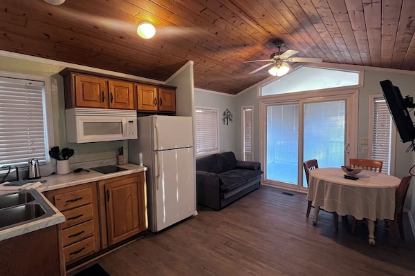 Een koelkast, een microgolfoven, een kookplaat