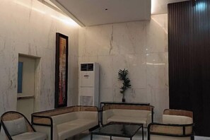 المنشأة من الداخل