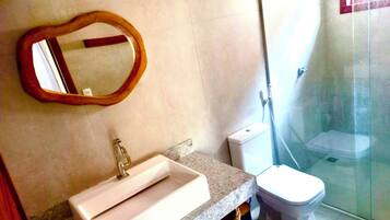 Douche, serviettes fournies, savon, papier toilette