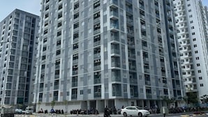 Un edificio residencial de gran altura con múltiples balcones y un diseño arquitectónico moderno.