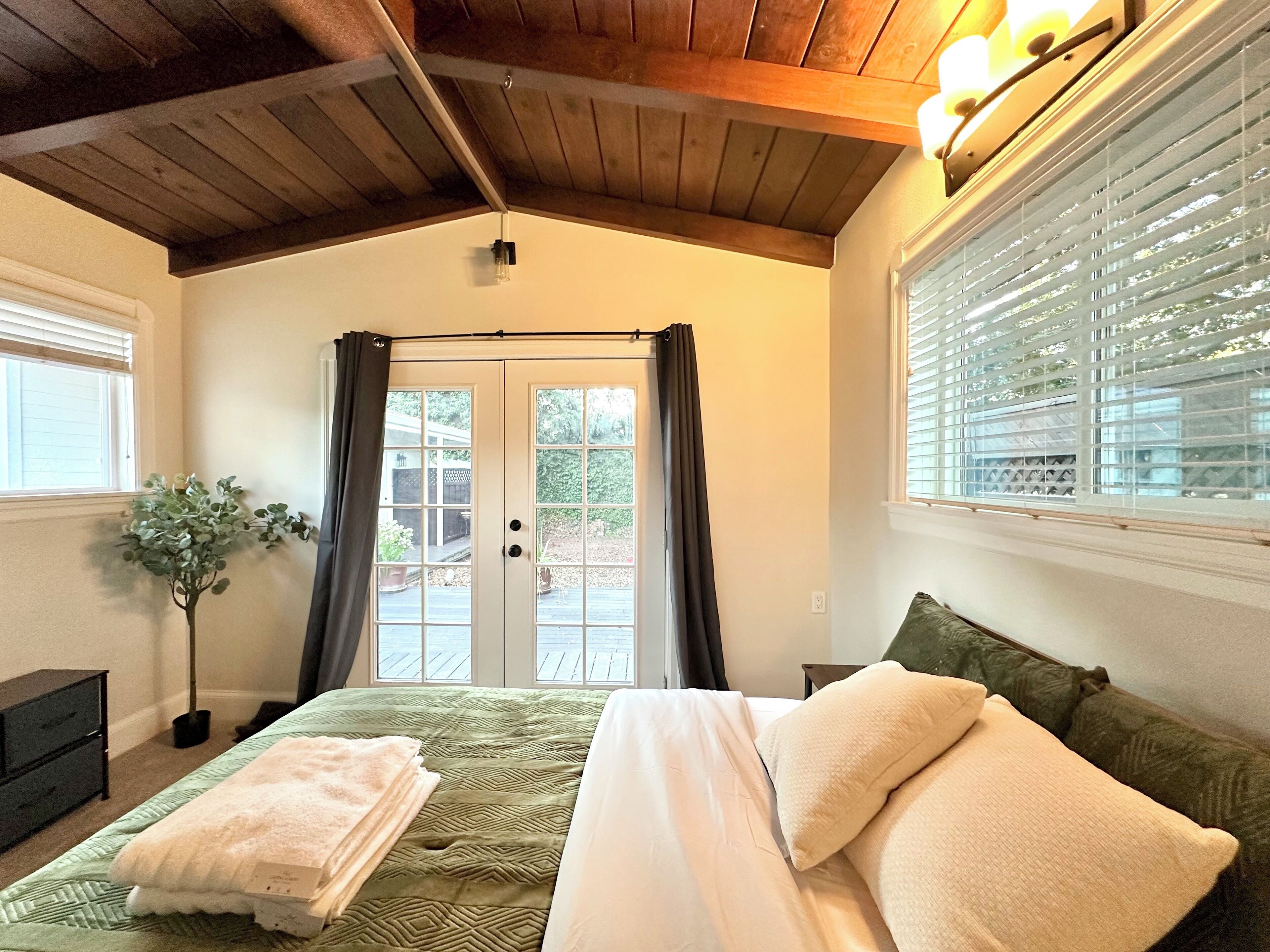 4 bedrooms, iron/ironing board, Internet, bed sheets