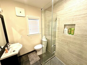 Dusche, Haartrockner, Bidet, Handtücher