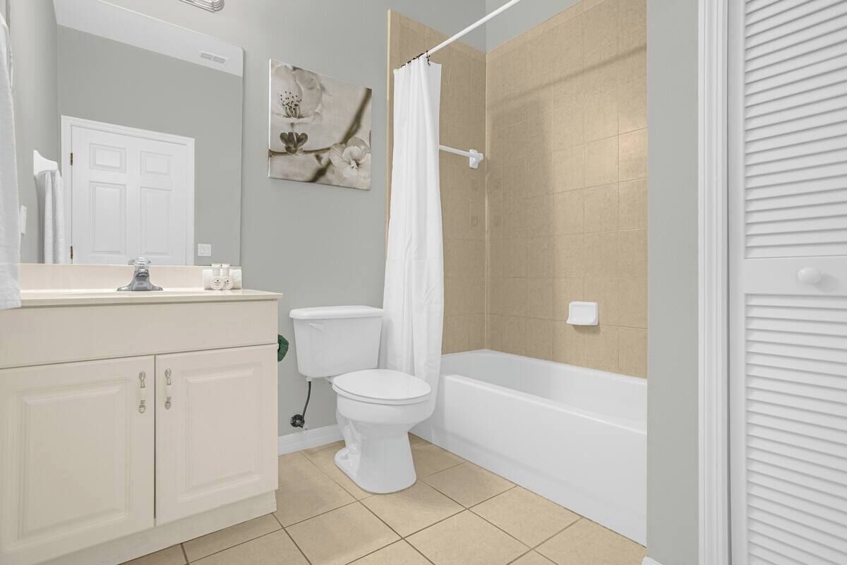 Un baño con inodoro, lavabo y bañera.