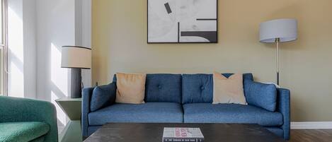 Een televisie en een stereo