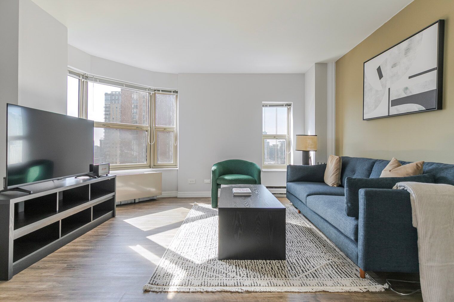 Een televisie en een stereo