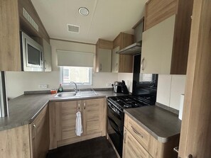 Kjøleskap, mikrobølgeovn, ovn og kokeplater