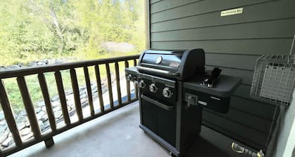 Spacious 3 Bdrm, 2 Bath Condo in Fernie! Walk to Downtown, Ski 6 mins away!