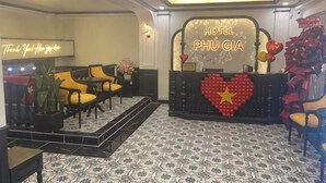 En hotellobby med en receptionsdisk, en sittgrupp och ett golv med ett mönster.