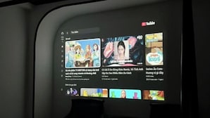En digital skärm som visar olika miniatyrbilder från videor, bland annat ett barnprogram och en musikvideo.