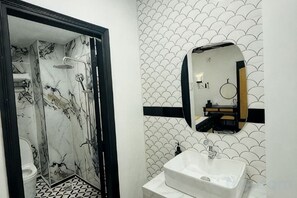A bathroom with a shower, toilet, and sink. - Phú Gia Luxury (Ho Chi Minh City)