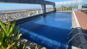 Una piscina sul tetto con vista panoramica sulla città.