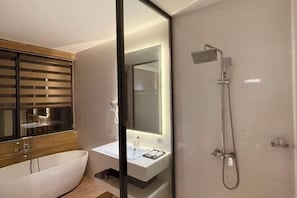 Free toiletries, slippers, bidet - Khach San Lucien Hotel Quy Nhon (Quy Nhon)
