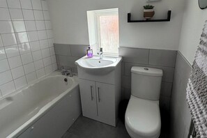 Douche, sèche-cheveux, serviettes fournies