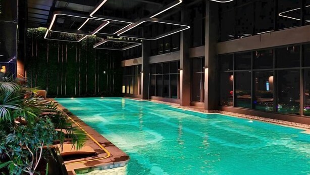 Kolam renang indoor