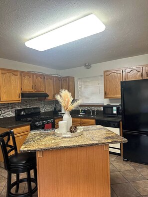 ثلاجة، ميكروويف، فرن، موقد طهي مسطح