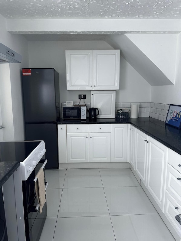 Refrigerador, microondas, horno, placa de cocina