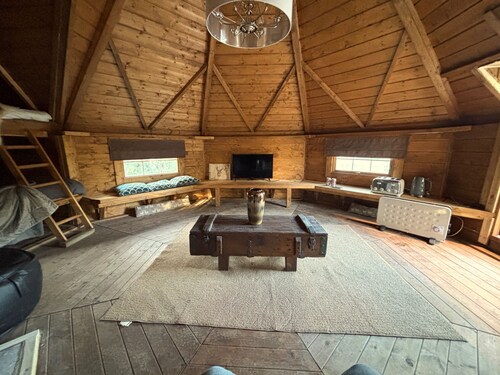 Hobbit Haven Hot Tub and Countryside Bliss