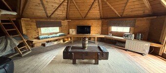 Hobbit Haven Hot Tub and Countryside Bliss