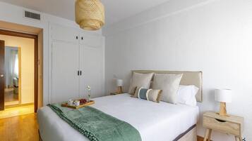 3 slaapkamers, een strijkplank/strijkijzer, internet, beddengoed