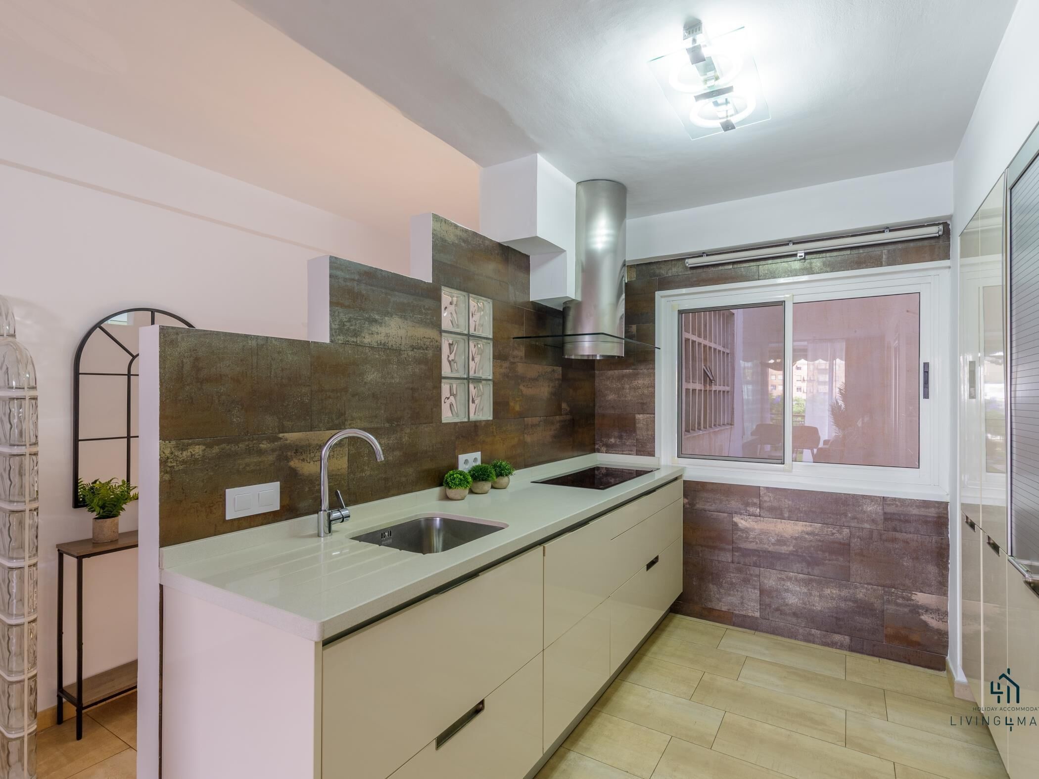 Een koelkast, een magnetron, een oven, een vaatwasser