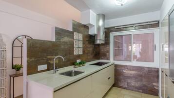 Een koelkast, een microgolfoven, een oven, een vaatwasser