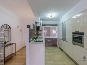 Geladeira, micro-ondas, fogão, lava-louças