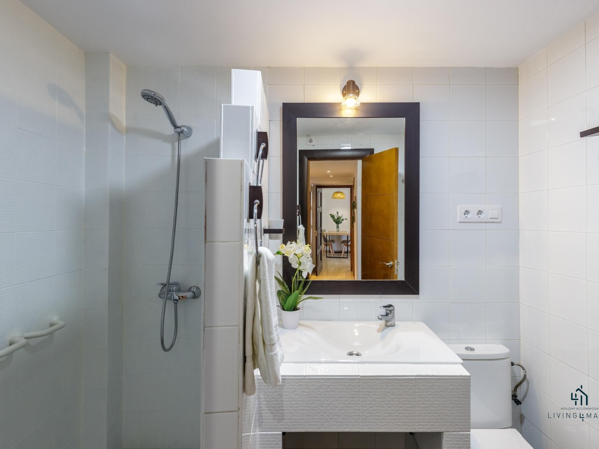Een douche, een haardroger, handdoeken