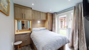 3 habitaciones, tabla de planchar con plancha y ropa de cama