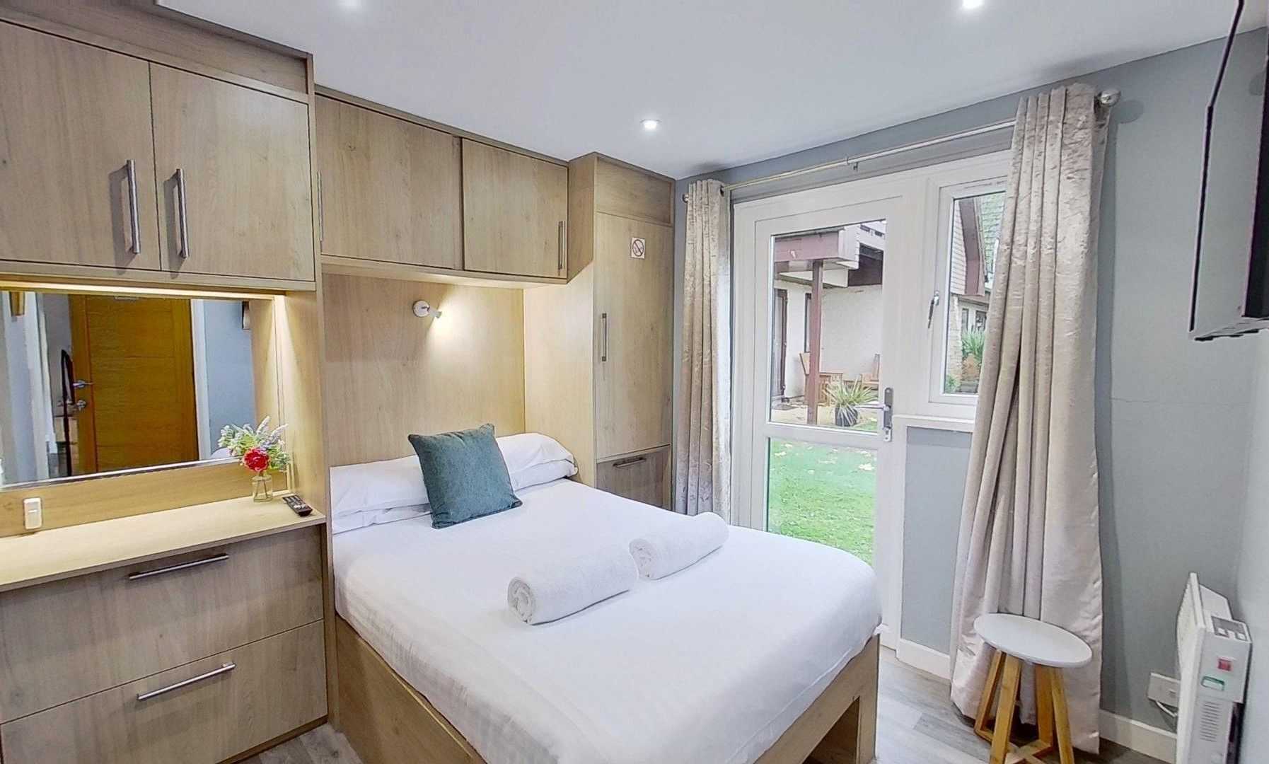 3 bedrooms, iron/ironing board, bed sheets