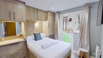 4 bedrooms, iron/ironing board, bed sheets