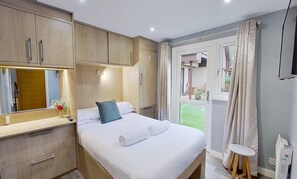 3 bedrooms, iron/ironing board, bed sheets