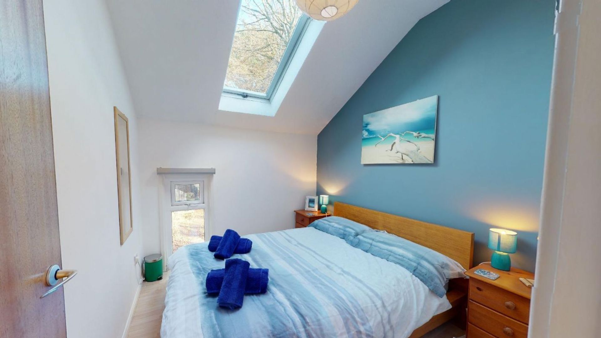 3 habitaciones, tabla de planchar con plancha y ropa de cama 