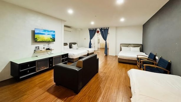 A hotel room with a bed, a sofa, a TV, a desk, and a window. - Hotel Traveler's Majestic Retreat, Located in the Heart of Melaka (Melaka)