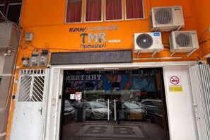 A building with a sign reading 'RUMAP TUMPANGAN TMR (homestay)' and multiple air conditioning units. - Hotel Traveler's Majestic Retreat, Located in the Heart of Melaka (Melaka)
