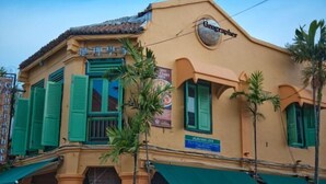 A building with a sign reading "Geographer" and a blue sign indicating "Jalan Hang Seng." - Hotel Traveler's Majestic Retreat, Located in the Heart of Melaka (Melaka)