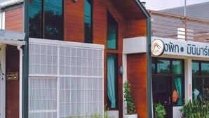 Un bâtiment moderne doté de grandes fenêtres et d’une enseigne sur laquelle on peut lire le mot « OWN ».