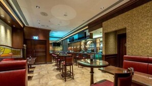 A restaurant with booths and tables, a stone floor, and a kitchen area in the background. - Gulf Inn Hotel Al Nasr, Bur Dubai (Dubai)