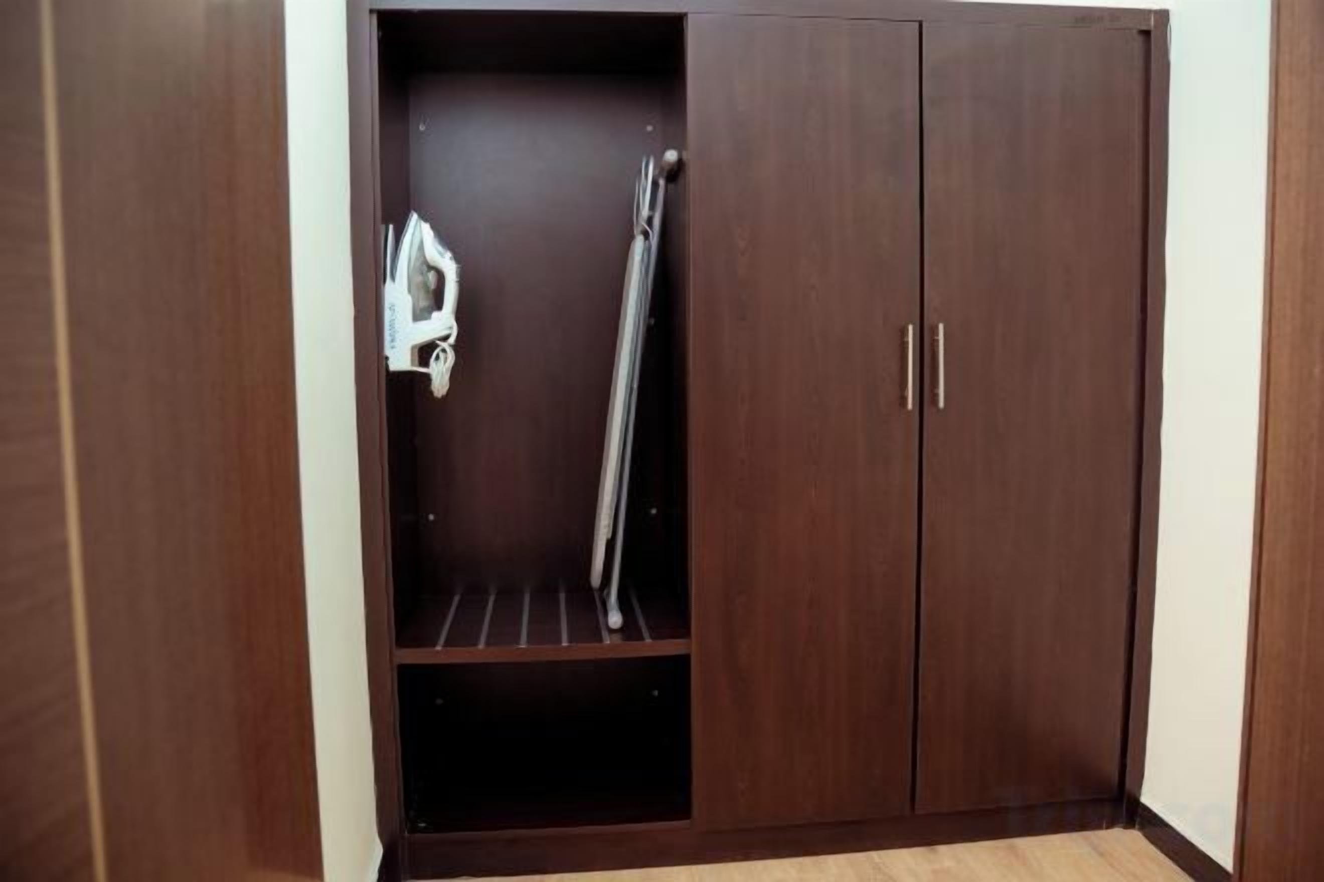 Un armario con dos puertas y una repisa.