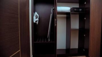 Un armario de madera con una barra para colgar y un estante.