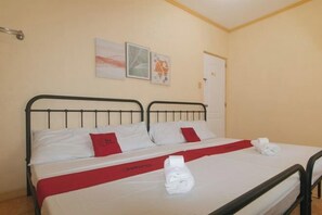 Room - RedDoorz @ Yssa Ademar near Robinsons Jaro (Iloilo City)