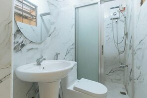 Room - RedDoorz @ Yssa Ademar near Robinsons Jaro (Iloilo City)