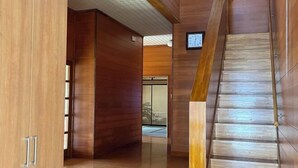 Un couloir intérieur en bois avec un escalier.