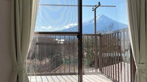Un balcon avec vue sur la montagne.