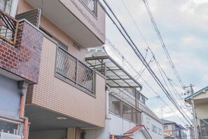 Exterior - Travel Time・Pink Beach - Plum Luxury house: 33 min to KIX, 25 min to ITM,parking (Osaka)