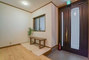 Room - Travel Time・Pink Beach - Plum Luxury house: 33 min to KIX, 25 min to ITM,parking (Osaka)
