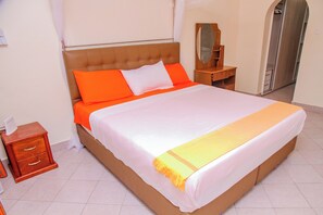 4 bedrooms, iron/ironing board, WiFi, bed sheets