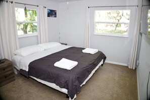 4 bedrooms, iron/ironing board, WiFi, bed sheets