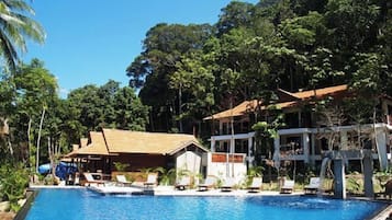 حمام سباحة خارجي