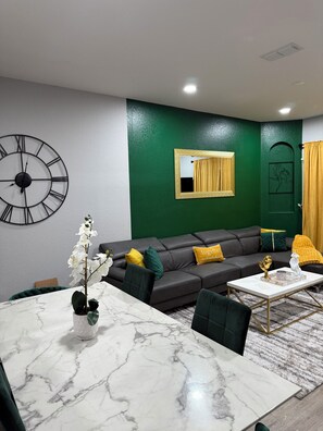 Interior - Charming 2-bedroom townhome with fitness room and AC in fabulous Davenport (Davenport)