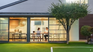 A modern house with a glass-enclosed dining area, a small garden, and a tree. - Beyand Private Pool Villa Pension, Daebu (Ansan)